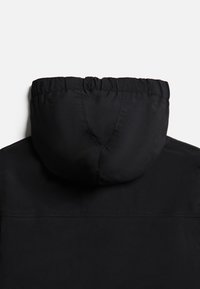 Czarna kurtka z kapturem z elastycznym obszyciem na kapturze, pokazana od tyłu na jasnym, jednolitym tle.