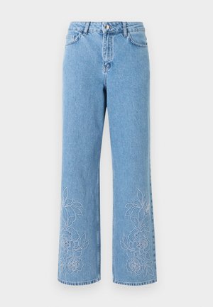 Lyseblå jeans med rette ben, frontlommer og hvit blomsterbrodering nær bunnen på begge ben.