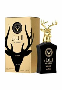 Mustan hajuvesipullo, jossa on kultainen hirvenpään muotoinen korkki, asetettuna kullanvärisen laatikon viereen, jossa on sarven graafisia kuvastoja ja arabialaista tekstiä. 100 ml koko.