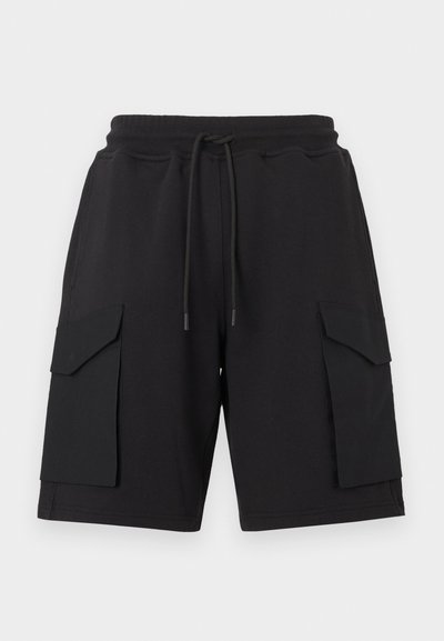 Μαύρα cargo σορτς από μαλακό ύφασμα με ελαστική μέση και ρωγαλιές. Διαθέτουν δύο μεγάλες πλαϊνές τσέπες και ραμμένα τελειώματα.