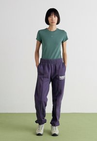 Nike Sportswear PANT - Calças de fato de treino - dark raisin