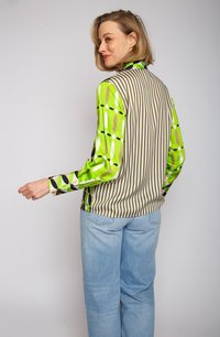 Langärmliges Hemd mit einem grünen und weißen geometrischen Muster und braunen Akzenten. Die Rückseite hat vertikale braune Streifen und besteht aus leichtem Stoff.