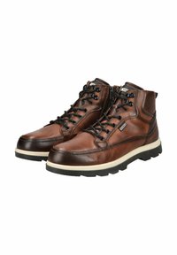 Botas de cuero marrón hasta el tobillo con cordones negros, acabado texturizado, cuello acolchado y suela blanca. Adecuadas para uso casual o al aire libre.