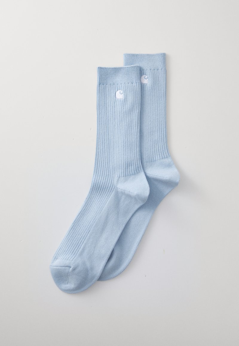 Calcetines de rayas azul claro con un pequeño detalle de logo en blanco. El diseño es sencillo, con una textura suave y de longitud hasta el tobillo.