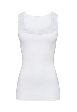 Hvid tanktop med en glat tekstur, der har et blondedesign langs halsudskæringen og brede skulderstropper, tætsiddende silhuet.