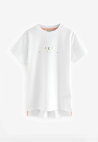 Hvid bomulds t-shirt med et guldfoil "BAKER BY TED BAKER" logo på fronten og en kontrastfarvet pink kant ved sømmen. Korte ærmer.