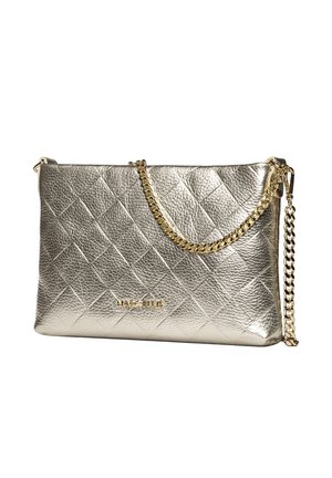 Rechthoekige metallic zilveren gewatteerde handtas met gouden kettingriem en klein gouden "Marc Ellis" logo aan de voorkant.