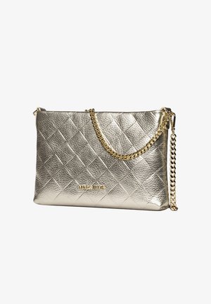 Rechthoekige metallic zilveren gewatteerde handtas met gouden kettingriem en klein gouden "Marc Ellis" logo aan de voorkant.