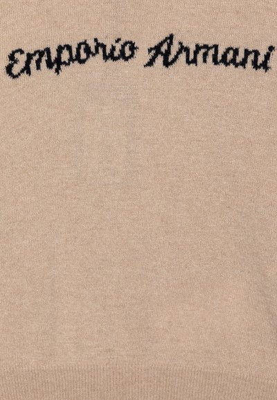 Beige pulóver, fekete "Emporio Armani" logóval, puha kötött anyagból készült, sima textúrával és bordás szegéllyel.