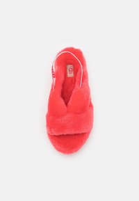 Czerwony, puszysty kapcie z krzyżowym wzorem, miękka tekstura i białe akcenty na pasku. Podszewka zapewniająca komfort i ciepło.