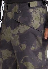 Camouflage-patroon broeken in donkergrijs en olijfgroen, met duurzame stof, schuine zakken en een veilige tailleband met knopen.