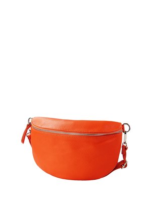 Oranje leren crossbodytas met een afgeronde vorm, ritssluiting en verstelbare band. Getextureerd oppervlak met een gladde afwerking.