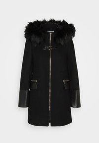 Cappotto nero con cappuccio in pelliccia sintetica, chiusura lampo dorata e due tasche frontali con zip. Le maniche e i dettagli in pelle arricchiscono il design.