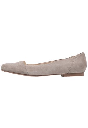 Zapato plano de ante gris claro con punta puntiaguda, tacón bajo y costuras minimalistas, visto desde el lado exterior sobre un fondo blanco.