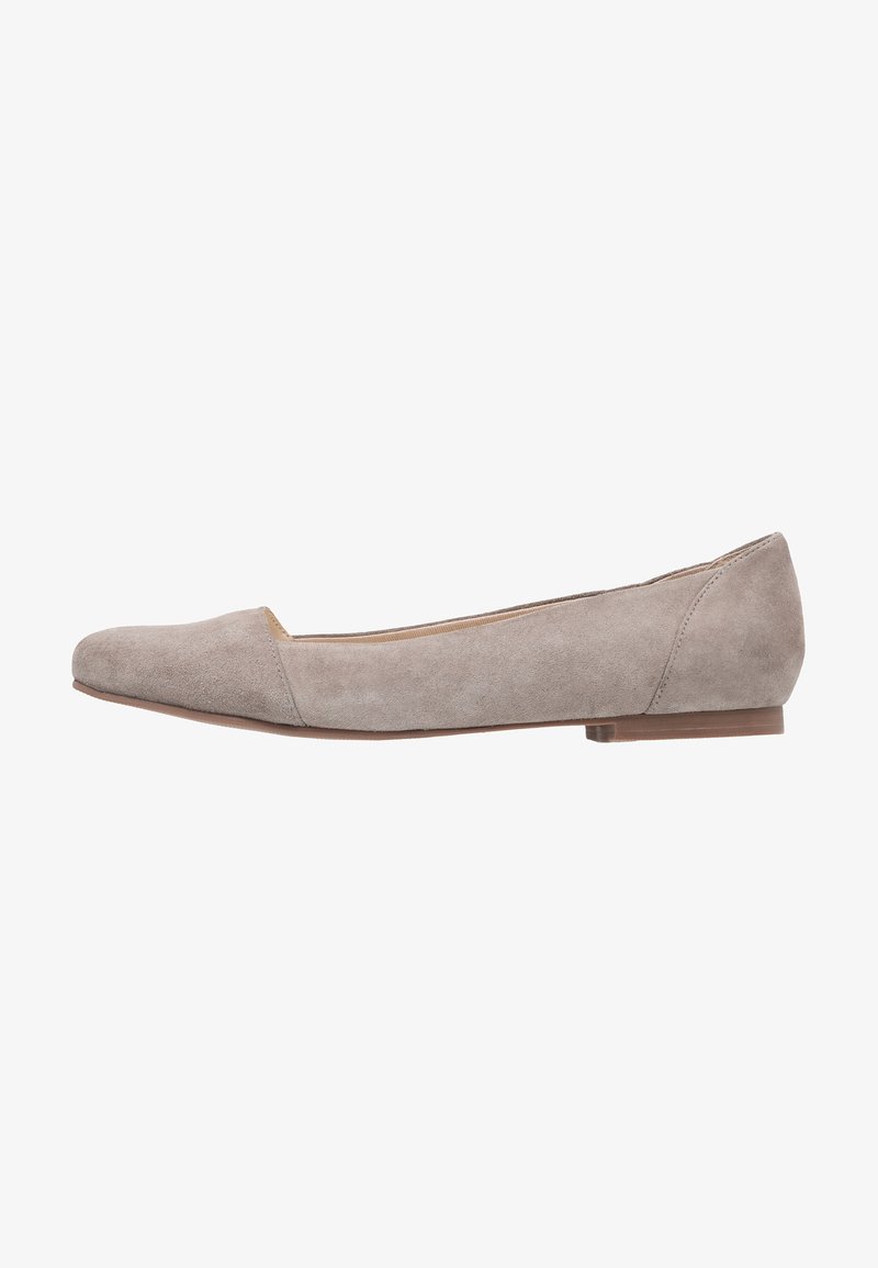 Chaussure plate en daim gris clair à bout pointu avec petit talon et couture minimaliste, vue de côté extérieur sur fond blanc.