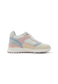 Sneaker con una combinazione di pannelli crema, rosa pastello e azzurro chiaro, caratterizzati da una tomaia in rete testurizzata e una suola bianca chunky con accenti rosa.