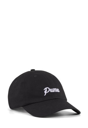 Czarna czapka baseballowa z zakrzywionym daszkiem i białym wyszywanym logo "Puma" z przodu, prezentowana na białym tle.