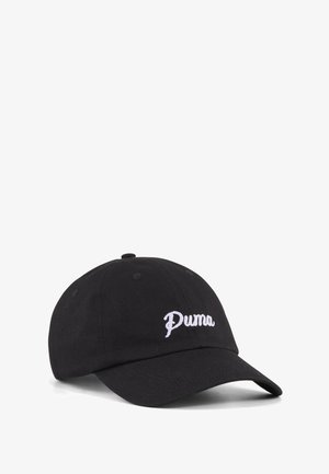 Čierna baseballová čiapka so zahnutým šiltom a bielym vyšitým logom "Puma" vpredu, zobrazená na bielom pozadí.