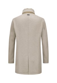 Beige Wollmantel mit hohem Kragen, langen Ärmeln und gerader Silhouette. Verfügt über eine mittige Naht im Rücken und eine subtile Textur.