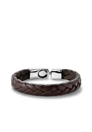 Bracelet en cuir tressé marron avec fermoir magnétique en argent poli, présenté sur fond blanc.