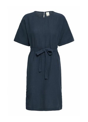 Rochie bleumarin cu mânecă scurtă, guler rotund, talie cu curea și țesătură texturată. Include buzunare laterale și un detaliu cu fermoar pe spate.