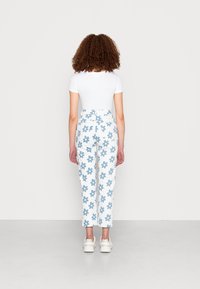 Cotton On STRETCH - Calças de ganga de perna direita - powder blue floral