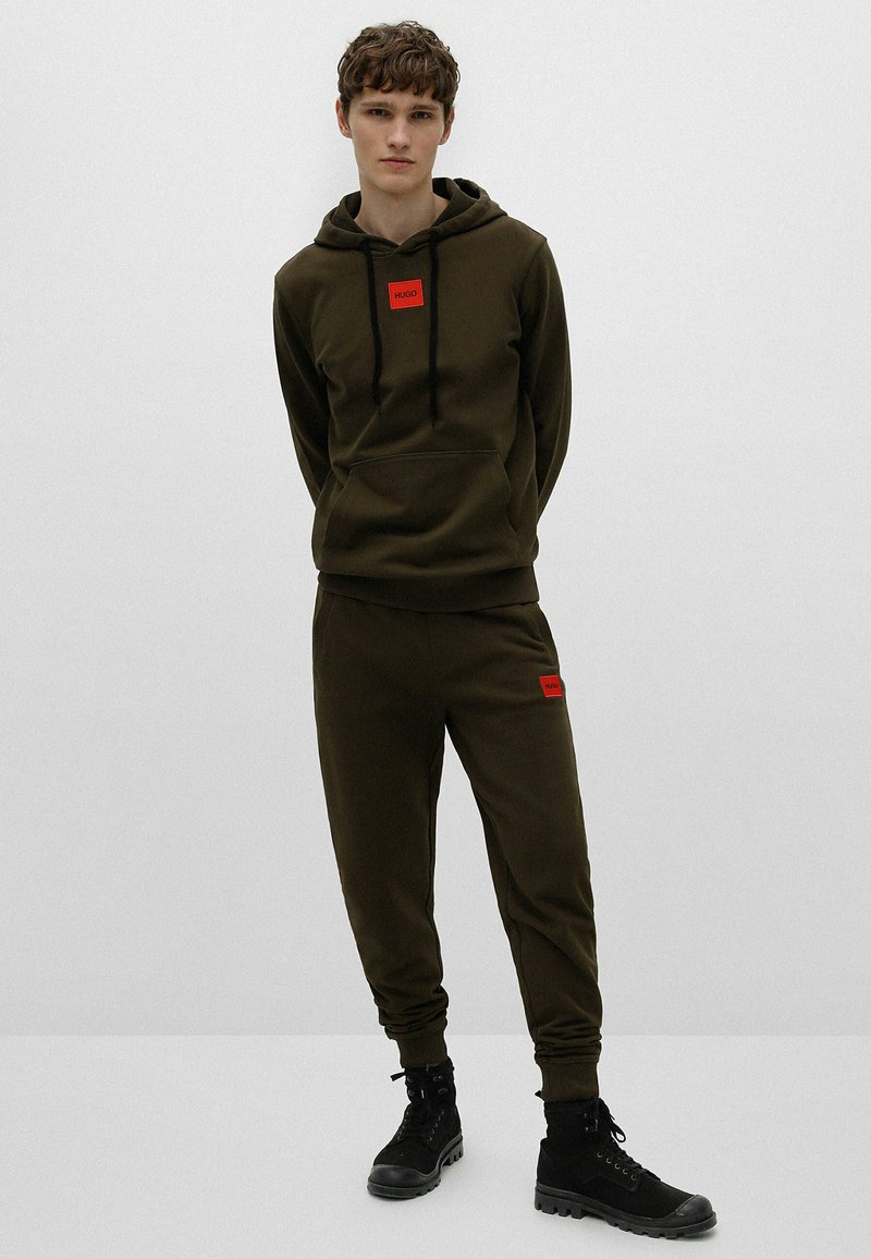 Herren Trainingsanzüge | HUGO Jogginghose dark green/dunkelgrün - UW16203 Herren Trainingsanzüge | HUGO Jogginghose dark green/dunkelgrün - UW16203