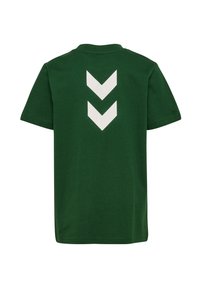 Grøn kortærmet T-shirt med krave, med tre hvide chevron former på bagsiden. Lavet af bomuld med en glat tekstur.