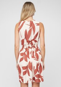 Kermakleid mit roten Blättern, ärmelloses Design, elastischer Bund hinten, knielang, glatte Stofftextur.