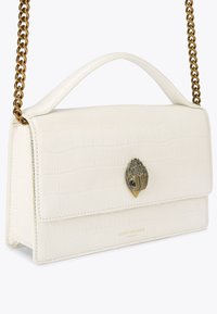 Sac à main blanc en cuir embossé crocodile avec une chaîne en or, présentant un fermoir en métal décoratif et une texture en cuir lisse. Design avec rabat à l'avant.