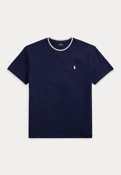 Tmavomodré tričko s krátkym rukávom s bielym lemovaním na golieri a rukávoch, s malým bielym logom Polo Ralph Lauren na ľavej strane hrude.