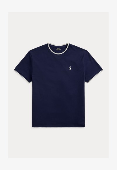 Tmavomodré tričko s krátkym rukávom s bielym lemovaním na golieri a rukávoch, s malým bielym logom Polo Ralph Lauren na ľavej strane hrude.