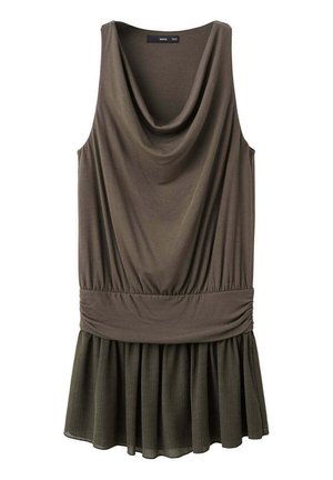 Robe sans manches vert olive avec encolure drapée, taille cintrée et ourlet de jupe plissé, présentée sur fond blanc uni.