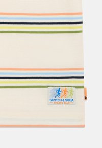 Stripet skjorte i bomull med horisontale linjer i oransje, blå, grønn og svart. Inkluderer et fargerikt logopatch nederst.