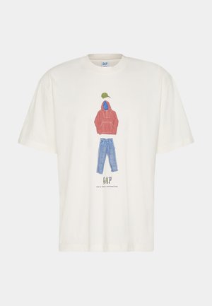 Camiseta blanca de algodón con un diseño gráfico de una sudadera roja con capucha, jeans azules y una gorra verde, con el texto de la marca debajo.
