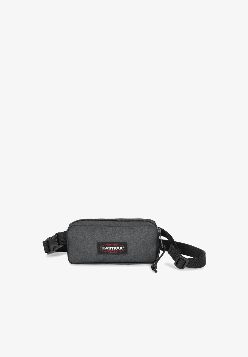 Šedá látková ledvinka obdélníkového tvaru, se zipem, nastavitelným popruhem a výraznou nášivkou loga Eastpak. Hladký povrch.