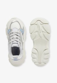 Sneaker bianca con tomaia in mesh e sintetico, dettagli blu, chiusura con lacci, collo imbottito e suola in gomma testurizzata con motivo a zigzag.