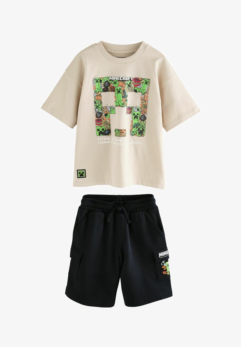 T-shirt beige à manches courtes Minecraft avec imprimé personnage et short noir à cordon avec poches latérales et écusson Minecraft.