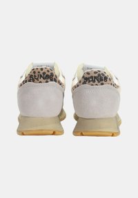 Sneaker mit grauem Wildleder-Fersenbereich, beigen Seiten und Leopardenmuster-Akzenten auf der Rückseite. Verfügt über eine Gummisohle und einen gepolsterten Kragen.