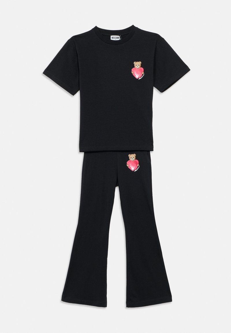Μαύρο βαμβακερό σετ πιτζάμας δύο τεμαχίων που περιλαμβάνει κοντομάνικο πουκάμισο και παντελόνια με φαρδιά γραμμή, και τα δύο με σχέδιο αρκουδάκι που κρατάει μια καρδιά.
