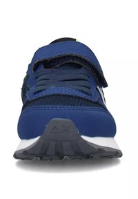 Scarpa sportiva blu con tomaia in tessuto, cinturino in Velcro e suola in gomma con schemi di battistrada. Il design è elegante e moderno, enfatizzando la funzionalità.