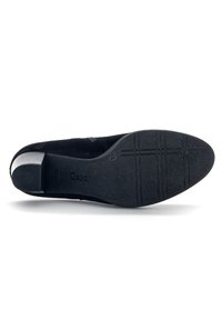 Suela de zapato de ante negro con una base lisa y plana y un ligero tacón. Presenta ranuras horizontales y la marca Gabor en la parte inferior.