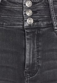 Sorte denim jeans med høj talje, fem-knaps lukning og en subtil glans. Omfatter dobbelt-synede sømme og en frontlomme.