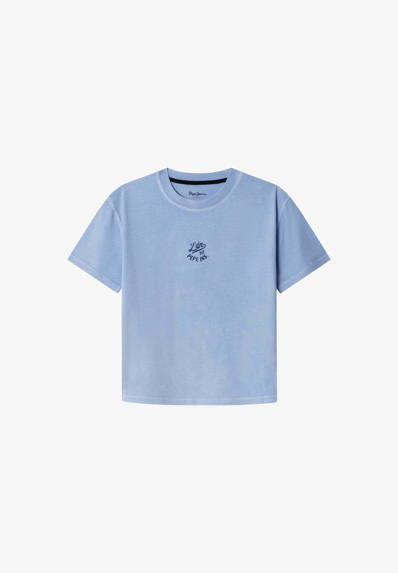 T-shirt bleu clair court en tissu doux, avec manches courtes et col rond ; motif texte brodé sur le devant.