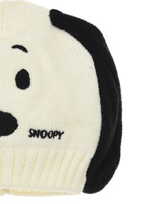 Crème breigoed beanie met zwarte accenten, voorzien van een Snoopy gezichtpatroon en geborduurde "SNOOPY" tekst op de rand. Zachte textuur.