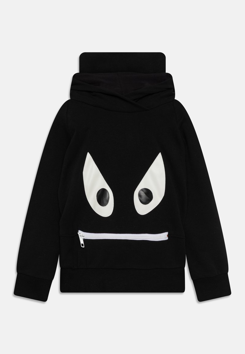Felpa nera con grandi occhi bianchi in tessuto, tasca frontale con zip bianca e colletto alto. Realizzata in materiale morbido e strutturato.