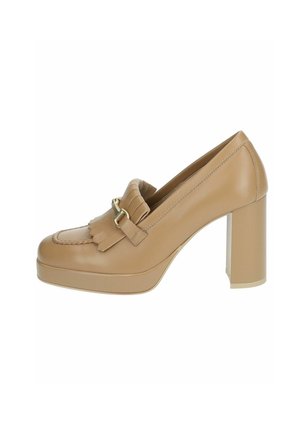 Beżowe skórzane szpilki z zamkniętym noskiem, frędzlami i złotym zapięciem z przodu. Podwyższony blokowy obcas.