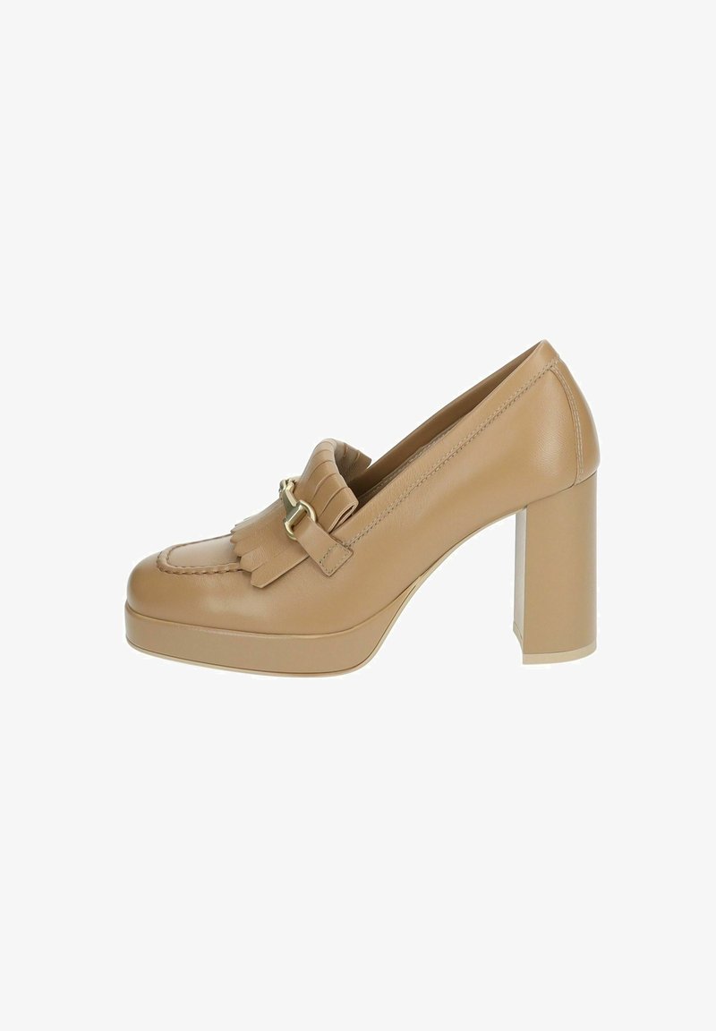 Chaussure à talon haut en cuir beige avec bout fermé, détails en franges et boucle dorée à l'avant. Design à talon bloc surélevé.