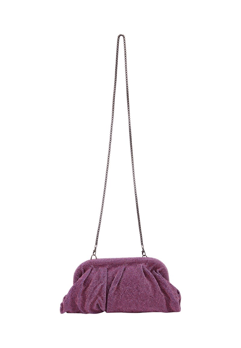 Borsa a tracolla viola con texture e design arricciato, con una catena e dettagli metallici. Forma compatta con un'esterno morbido e tattile.