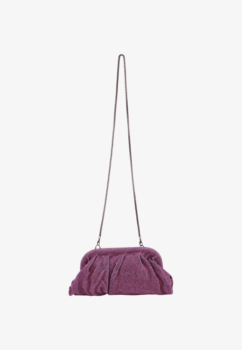 Borsa a tracolla viola con texture e design arricciato, con una catena e dettagli metallici. Forma compatta con un'esterno morbido e tattile.